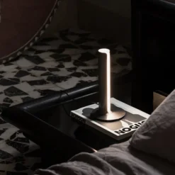 Dorica lampada da tavolo moderna