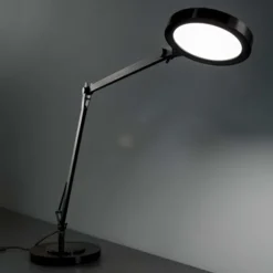 Futura lampada da tavolo orientabile