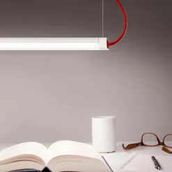 Lieve lampada a sospensione lineare