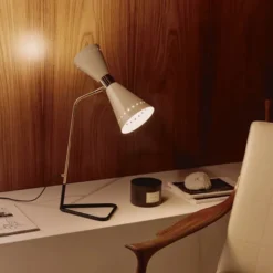 Megafono lampada da tavolo di design