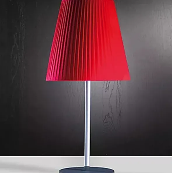 Semplice lampada da tavolo elegante